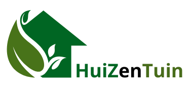 Een groene huisvorm versmelt met een bladontwerp aan de linkerkant. Rechts verschijnen de woorden HuiZenTuin; Hui in het groen, Zen in het zwart en Tuin in een donkerder groene tint. Het logo suggereert een verbinding tussen huizen, natuur en rust.