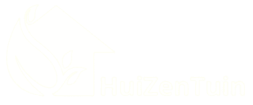 Wit logo op een lichtgrijze achtergrond met aan de linkerkant een huisvorm samengevoegd met een bladontwerp. Rechts staat de tekst HuiZenTuin in een vet, wit lettertype. De algehele stijl is strak en minimalistisch.