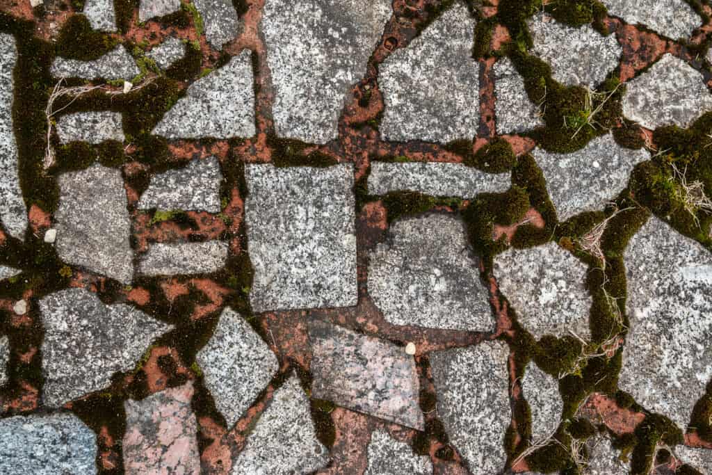 Hoeveel cm zand onder straatwerk?