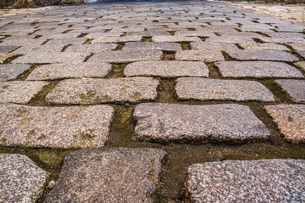 Kan ik straatstenen alleen op zand leggen?