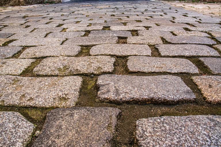 Kan ik straatstenen alleen op zand leggen?