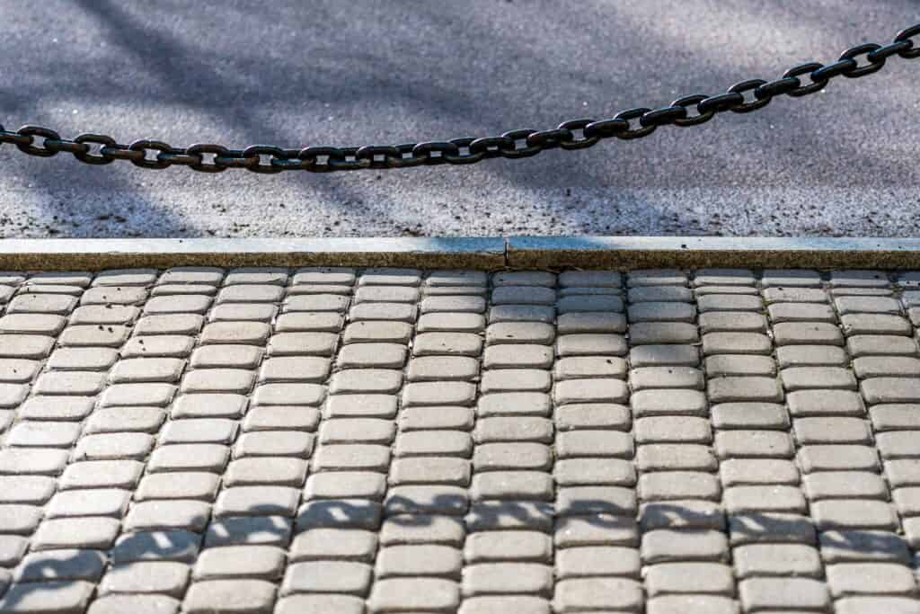 Moet u straatstenen na plaatsing verdichten?