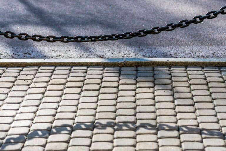 Moet u straatstenen na plaatsing verdichten?