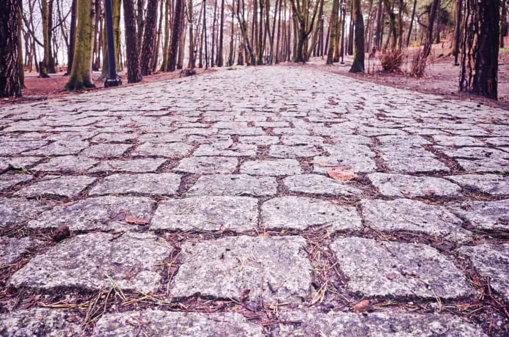 Waarom moet er geel zand onder tegels?