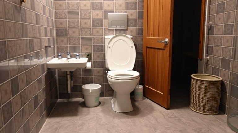 Toilet ontkalken