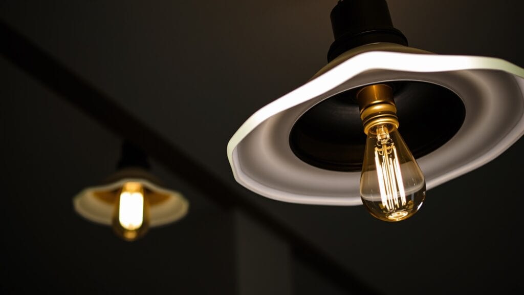 Lamp ophangen aan het plafond