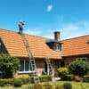 Nederlands huis met nieuw dak, dakpannen en isolatie tijdens de renovatie in de tuin.