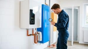 Technicus voert onderhoud uit aan een cv-ketel in een Nederlandse kelder met een drukmeter.