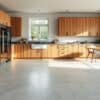 Moderne houten keuken met contrasterende grijze betonlook PVC vloer in een lichte Nederlandse woonkamer.